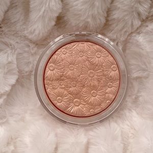 Clinique “Lunar Pop” Highlighter